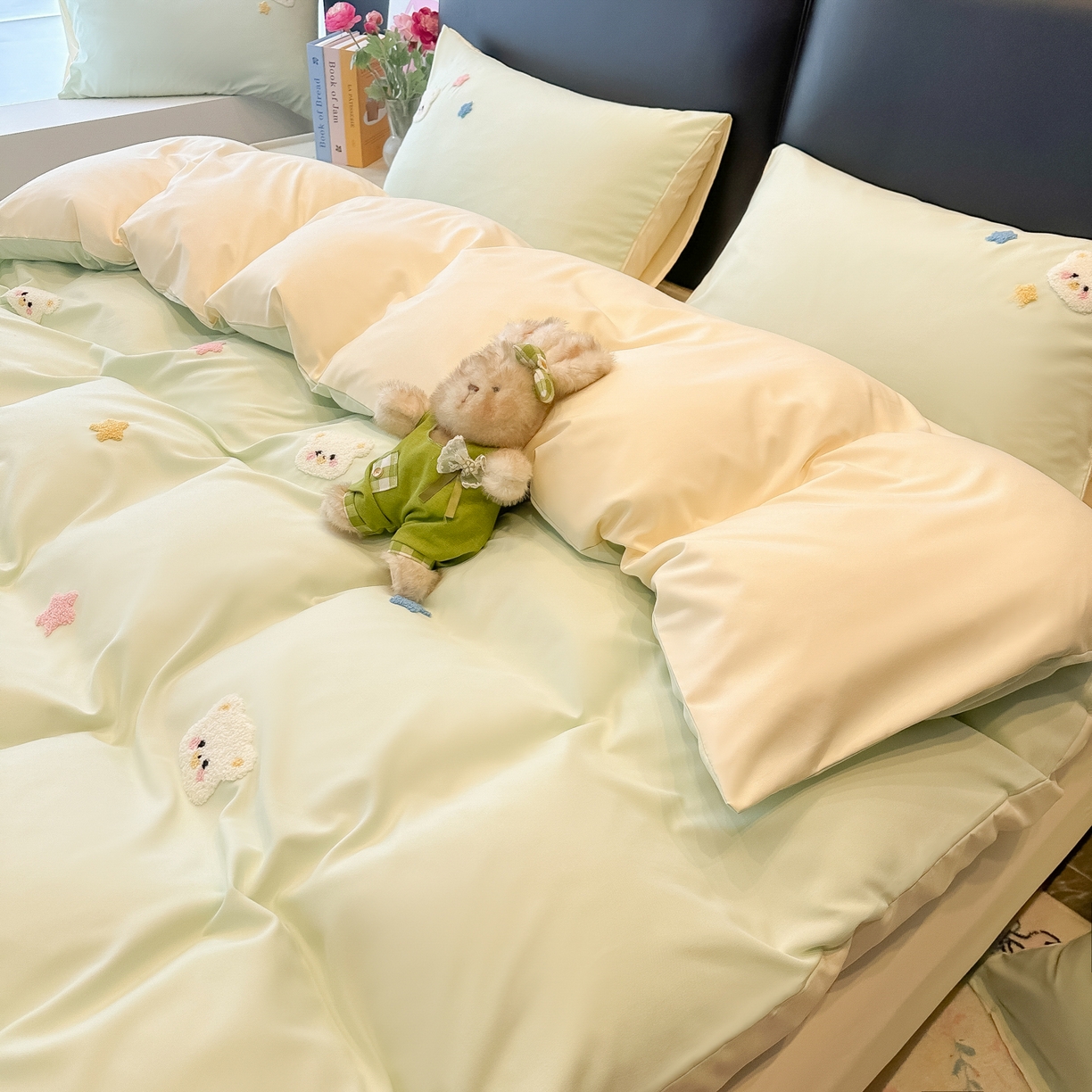 91家纺网 家纺一手货源 找家纺 韩巢家纺 2026新款水洗棉毛巾绣四件套 幸运熊-浅绿黄