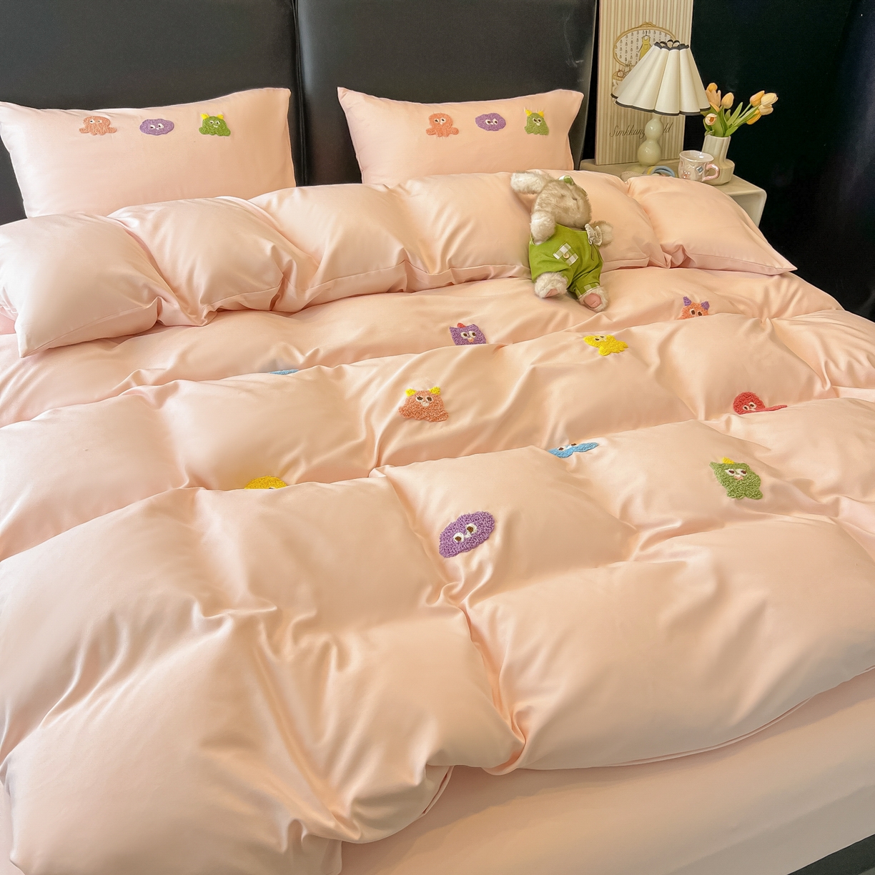 91家纺网 家纺一手货源 找家纺 韩巢家纺 2026新款水洗棉毛巾绣四件套 小精灵-浅粉