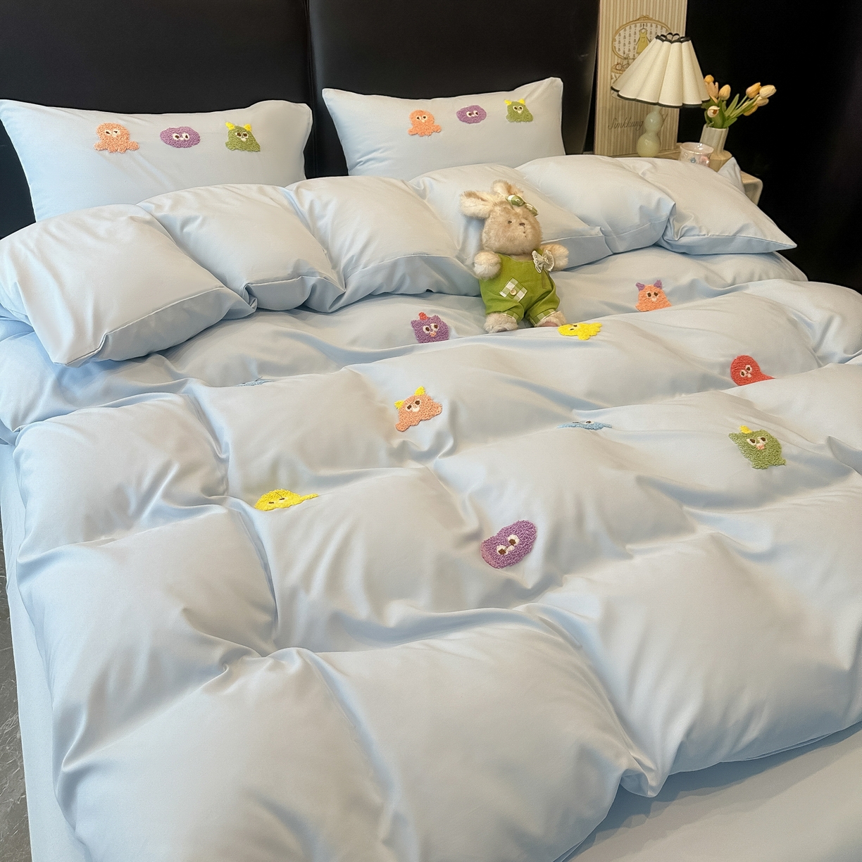 91家纺网 家纺一手货源 找家纺 韩巢家纺 2026新款水洗棉毛巾绣四件套 小精灵-浅蓝