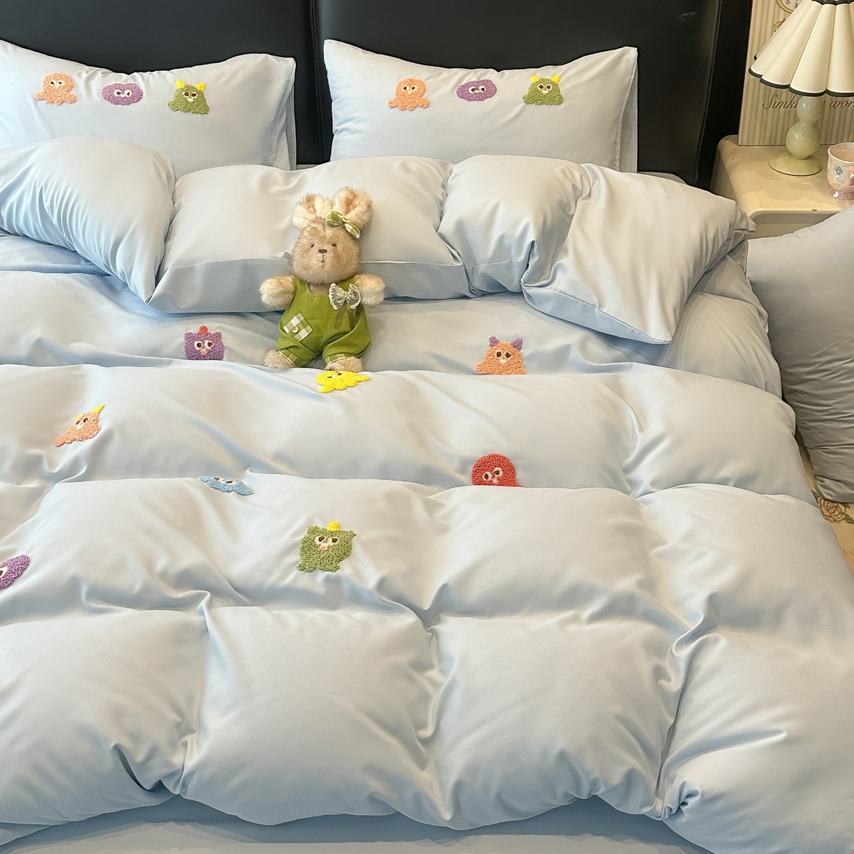 91家纺网 家纺一手货源 找家纺 韩巢家纺 2026新款水洗棉毛巾绣四件套 小精灵-浅蓝