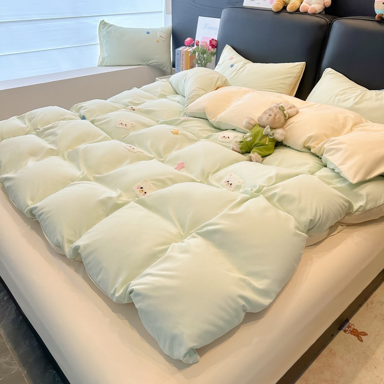 91家纺网 家纺一手货源 找家纺 韩巢家纺 2026新款水洗棉毛巾绣四件套 幸运熊-浅绿黄