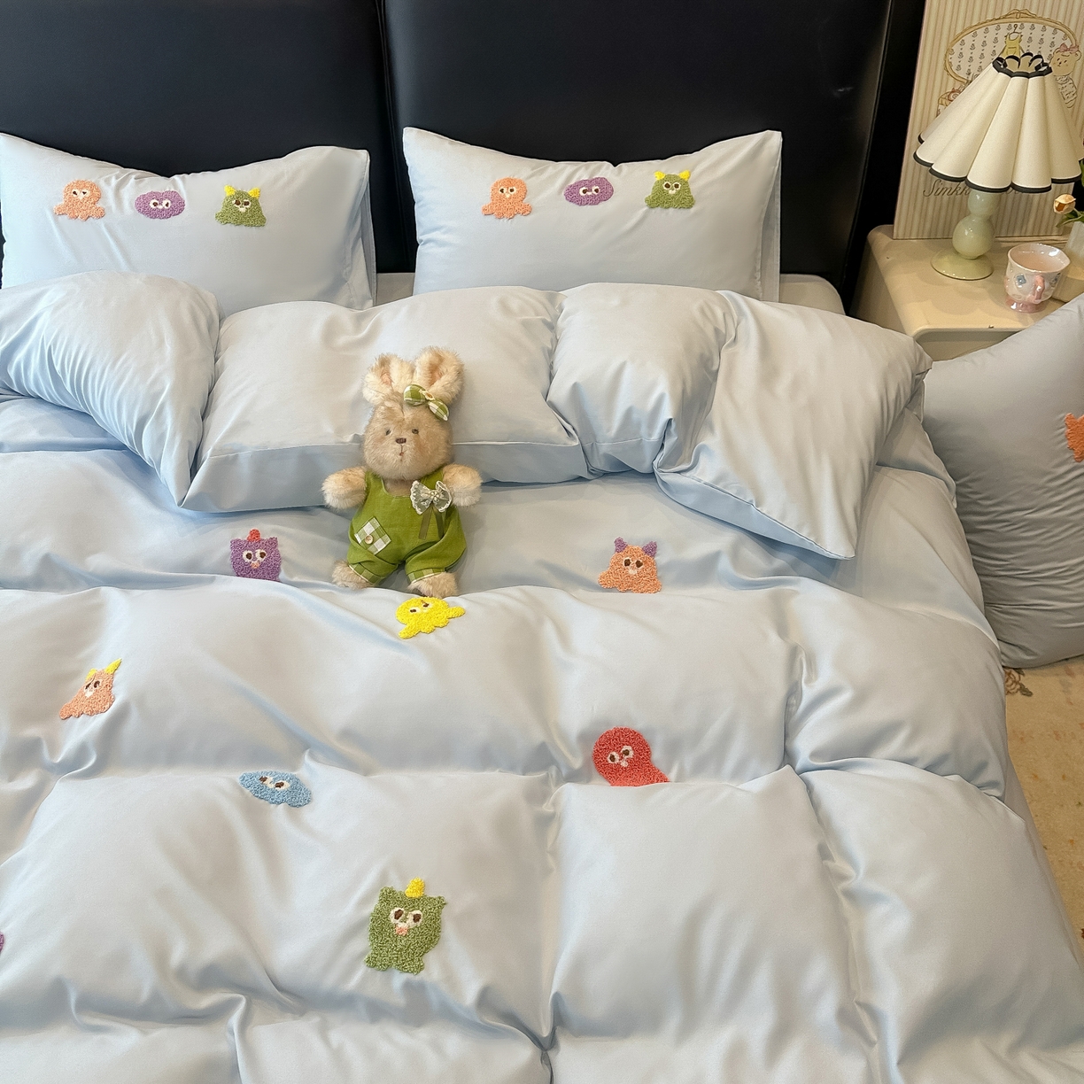 91家纺网 家纺一手货源 找家纺 韩巢家纺 2026新款水洗棉毛巾绣四件套 小精灵-浅蓝