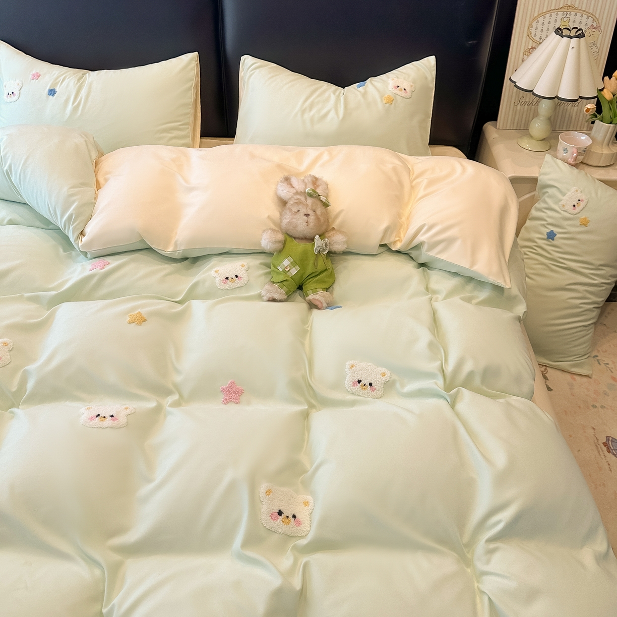 91家纺网 家纺一手货源 找家纺 韩巢家纺 2026新款水洗棉毛巾绣四件套 幸运熊-浅绿黄