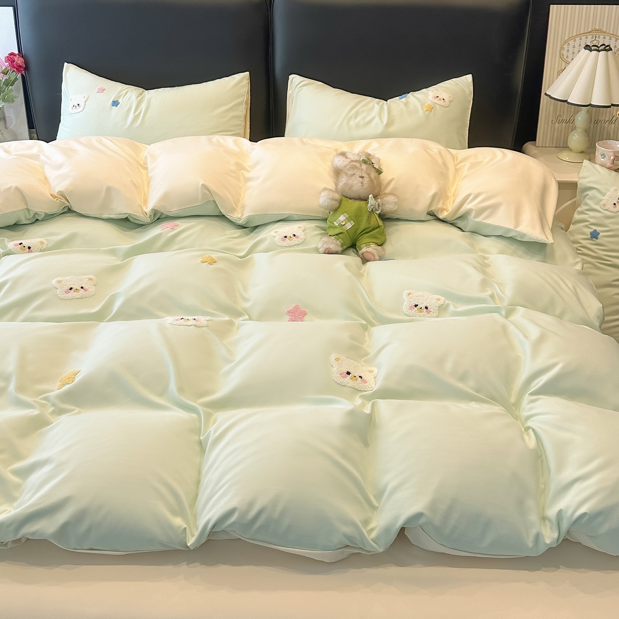 91家纺网 家纺一手货源 找家纺 韩巢家纺 2026新款水洗棉毛巾绣四件套 幸运熊-浅绿黄