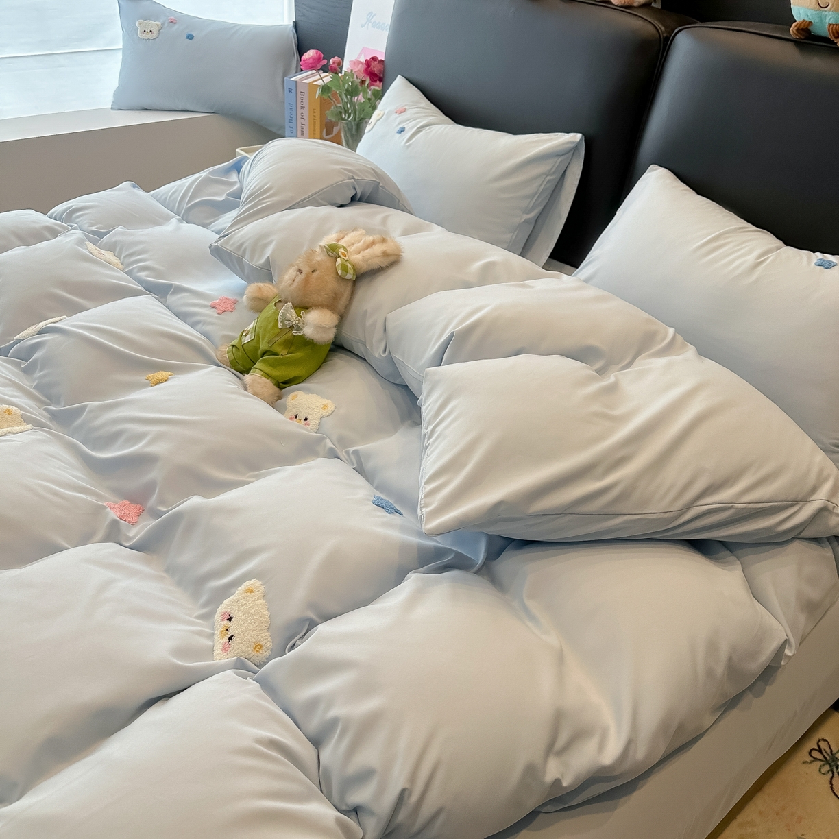 91家纺网 家纺一手货源 找家纺 韩巢家纺 2026新款水洗棉毛巾绣四件套 幸运熊-浅蓝