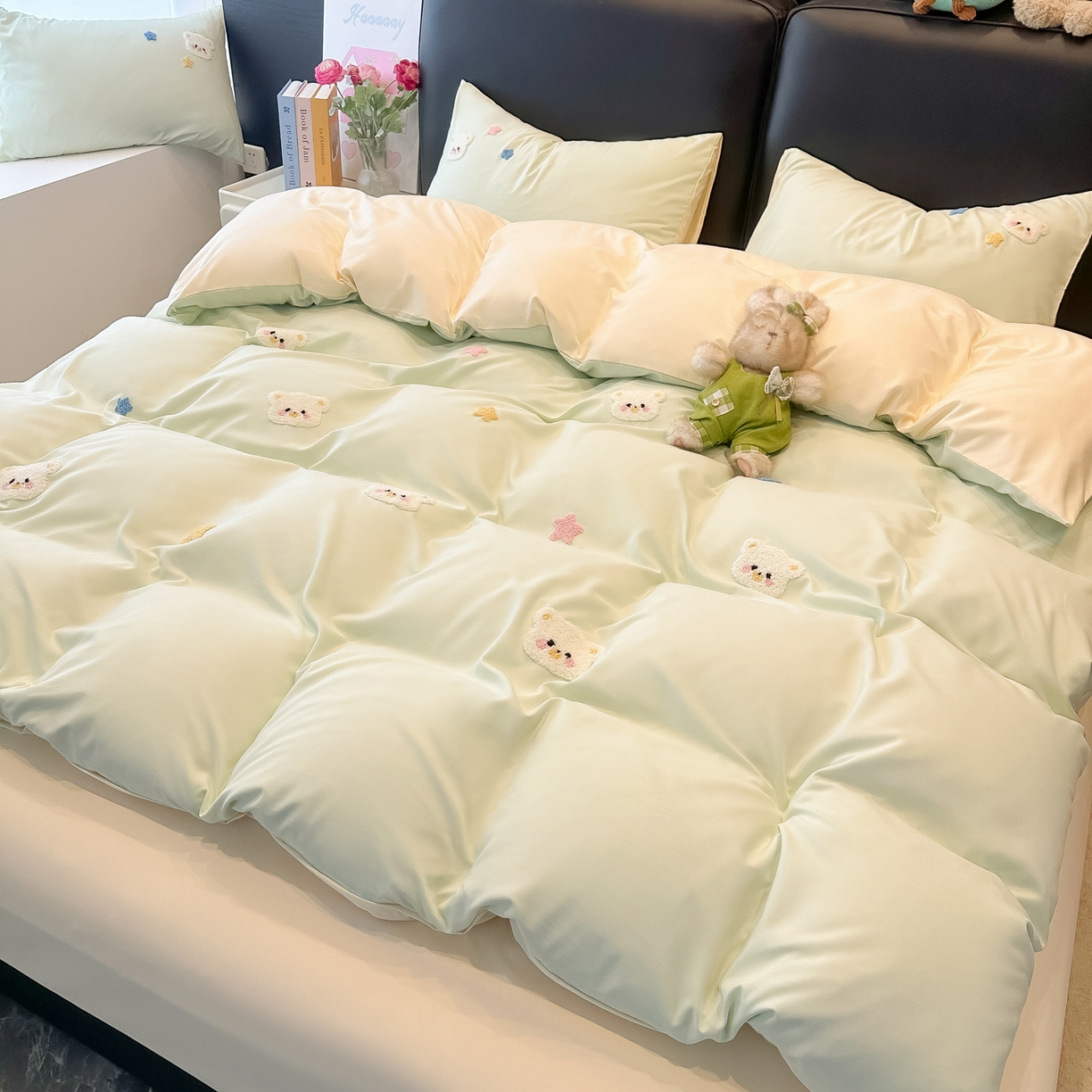 91家纺网 家纺一手货源 找家纺 韩巢家纺 2026新款水洗棉毛巾绣四件套 幸运熊-浅绿黄