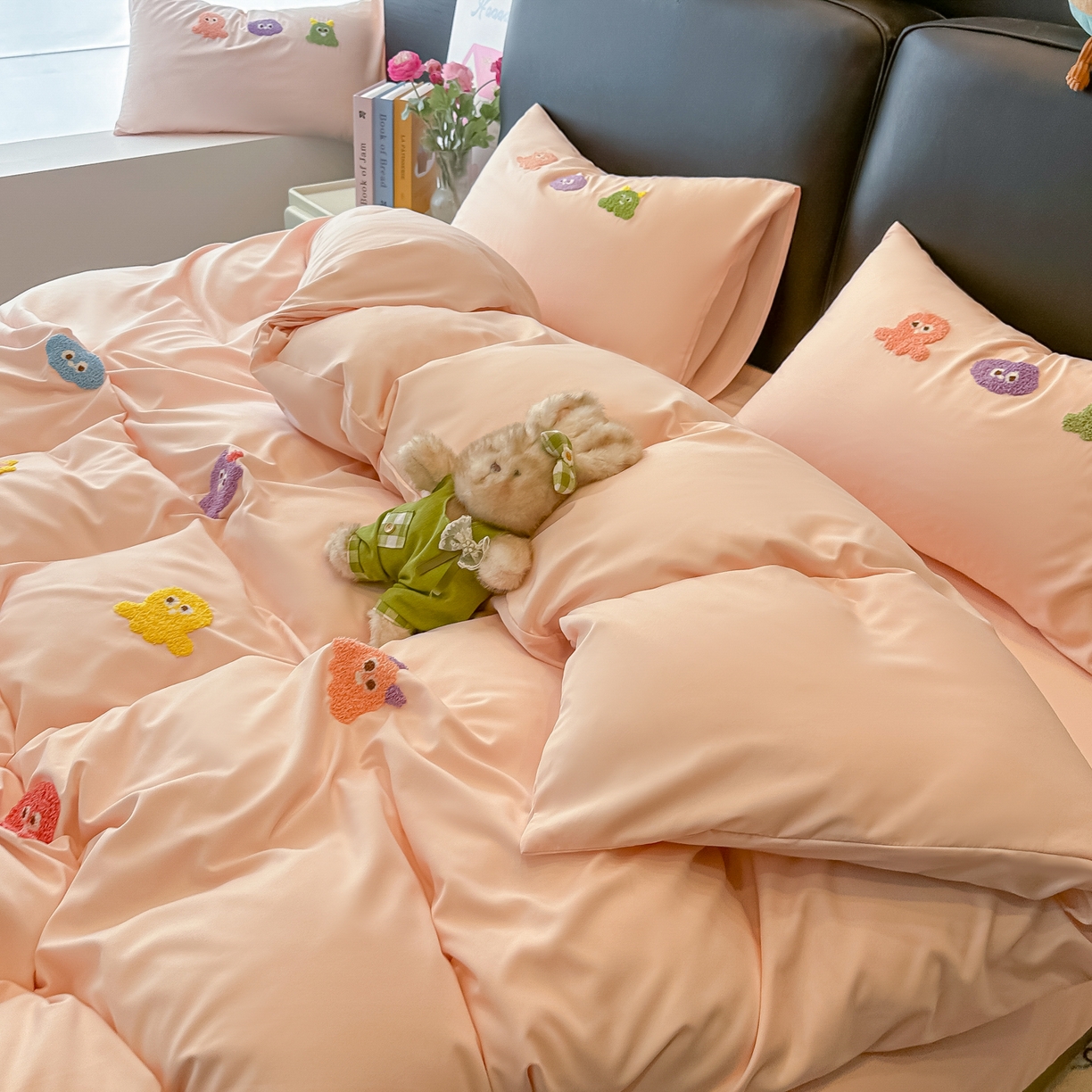 91家纺网 家纺一手货源 找家纺 韩巢家纺 2026新款水洗棉毛巾绣四件套 小精灵-浅粉