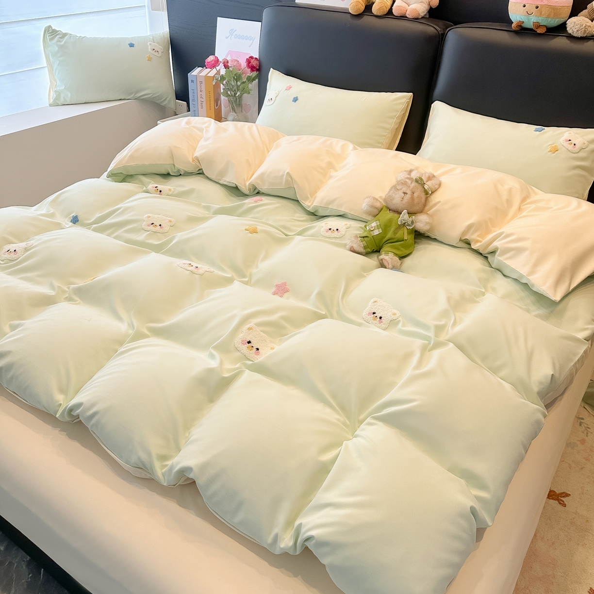 91家纺网 家纺一手货源 找家纺 韩巢家纺 2026新款水洗棉毛巾绣四件套 幸运熊-浅绿黄