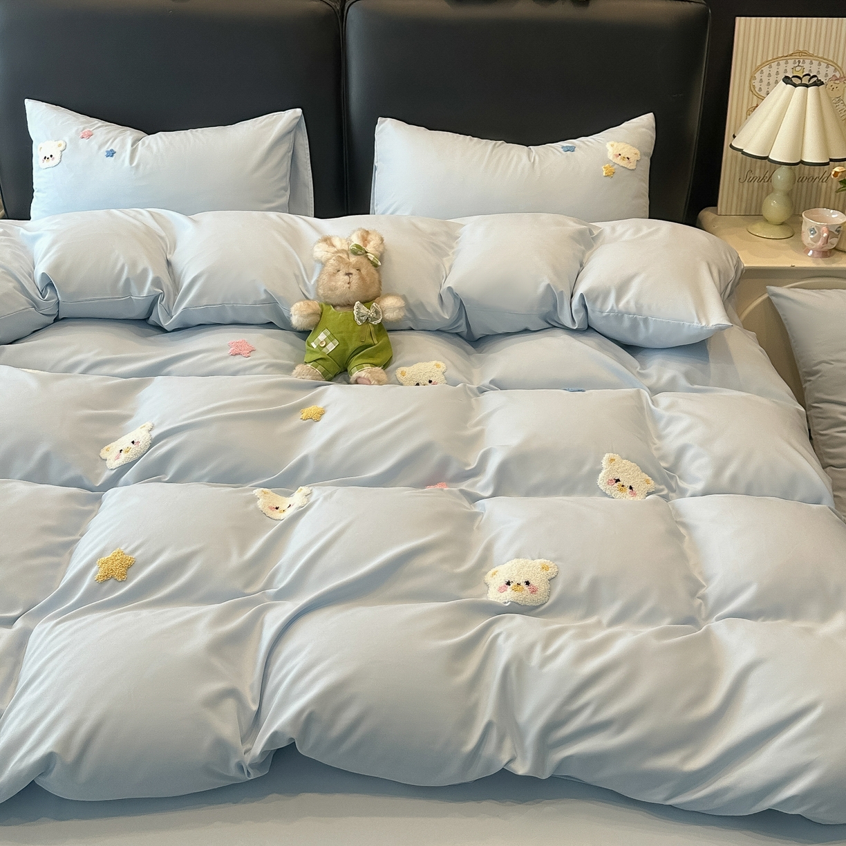 91家纺网 家纺一手货源 找家纺 韩巢家纺 2026新款水洗棉毛巾绣四件套 幸运熊-浅蓝