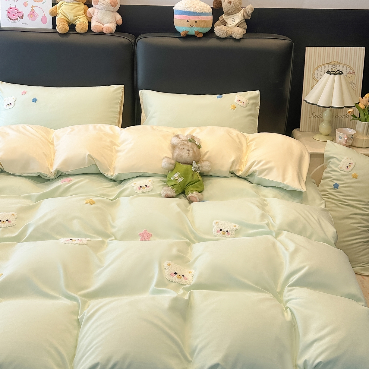 91家纺网 家纺一手货源 找家纺 韩巢家纺 2026新款水洗棉毛巾绣四件套 幸运熊-浅绿黄