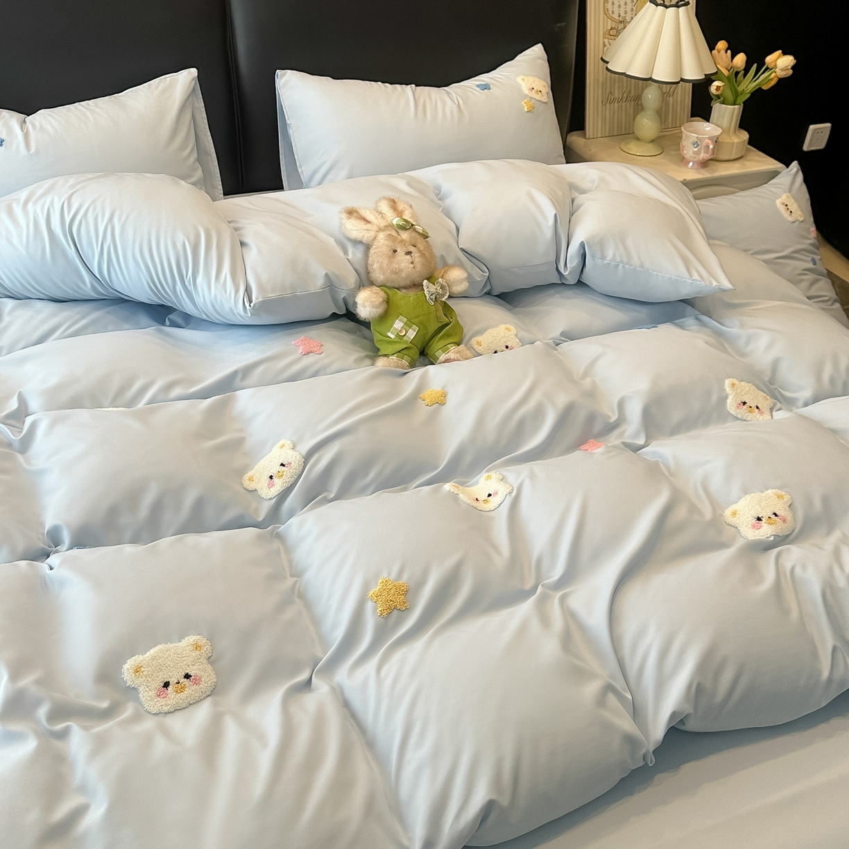 91家纺网 家纺一手货源 找家纺 韩巢家纺 2026新款水洗棉毛巾绣四件套 幸运熊-浅蓝