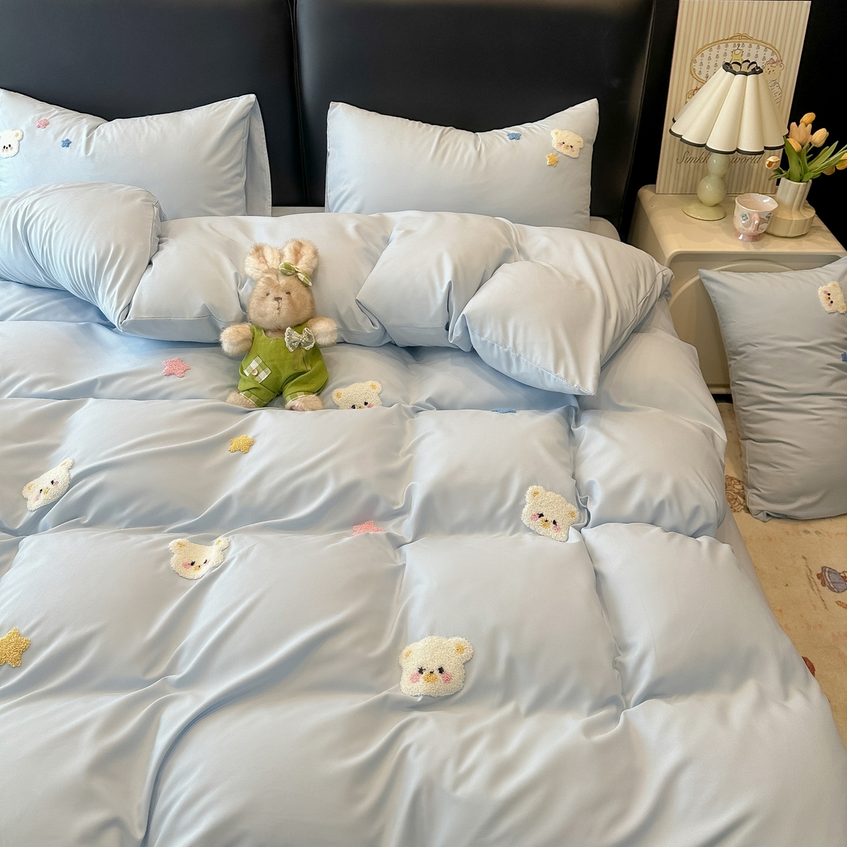 91家纺网 家纺一手货源 找家纺 韩巢家纺 2026新款水洗棉毛巾绣四件套 幸运熊-浅蓝