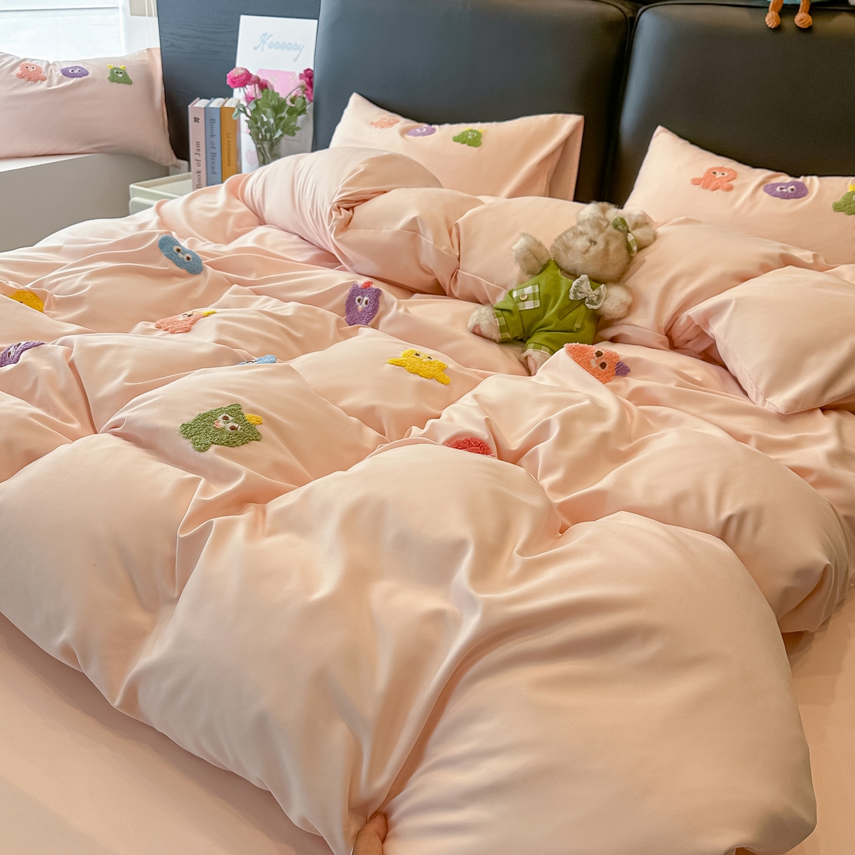 91家纺网 家纺一手货源 找家纺 韩巢家纺 2026新款水洗棉毛巾绣四件套 小精灵-浅粉