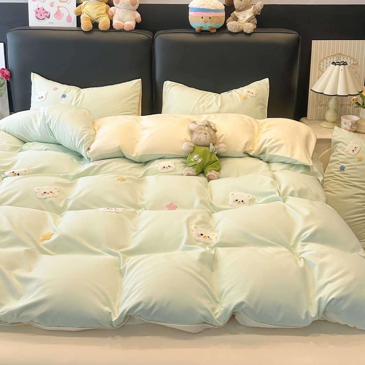 91家纺网 家纺一手货源 找家纺 韩巢家纺 2026新款水洗棉毛巾绣四件套 幸运熊-浅绿黄