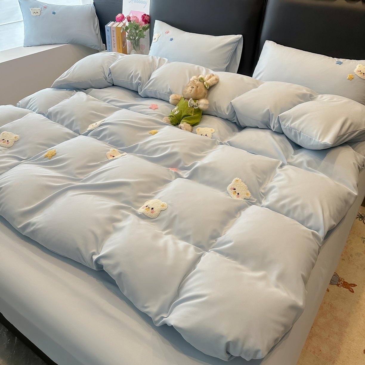 91家纺网 家纺一手货源 找家纺 韩巢家纺 2026新款水洗棉毛巾绣四件套 幸运熊-浅蓝