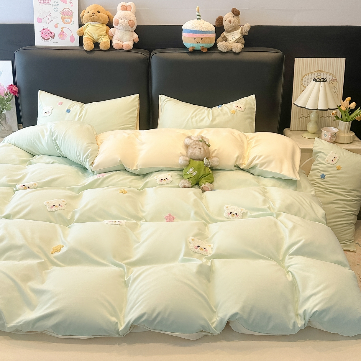 91家纺网 家纺一手货源 找家纺 韩巢家纺 2026新款水洗棉毛巾绣四件套 幸运熊-浅绿黄