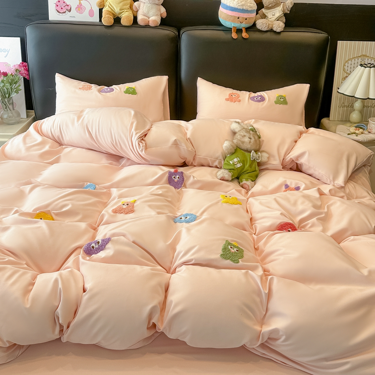 91家纺网 家纺一手货源 找家纺 韩巢家纺 2026新款水洗棉毛巾绣四件套 小精灵-浅粉