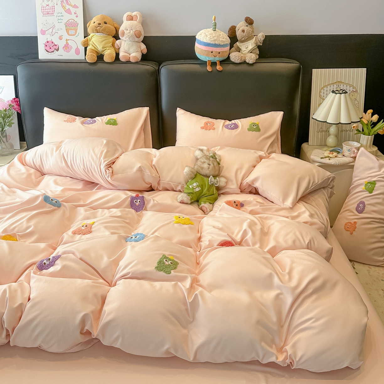 91家纺网 家纺一手货源 找家纺 韩巢家纺 2026新款水洗棉毛巾绣四件套 小精灵-浅粉