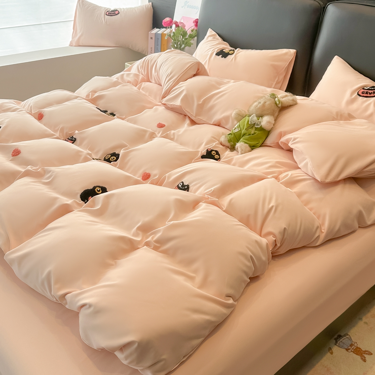 91家纺网 家纺一手货源 找家纺 韩巢家纺 2026新款水洗棉毛巾绣四件套 幸运猫-浅粉