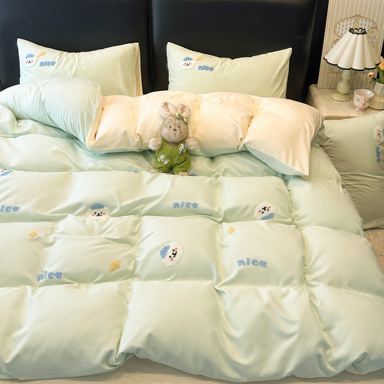 91家纺网 家纺一手货源 找家纺 韩巢家纺 2026新款水洗棉毛巾绣四件套 哈哈狗-浅绿黄