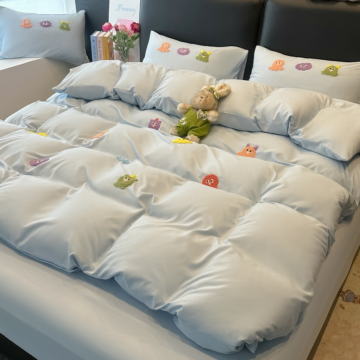 91家纺网 家纺一手货源 找家纺 韩巢家纺 2026新款水洗棉毛巾绣四件套 小精灵-浅蓝