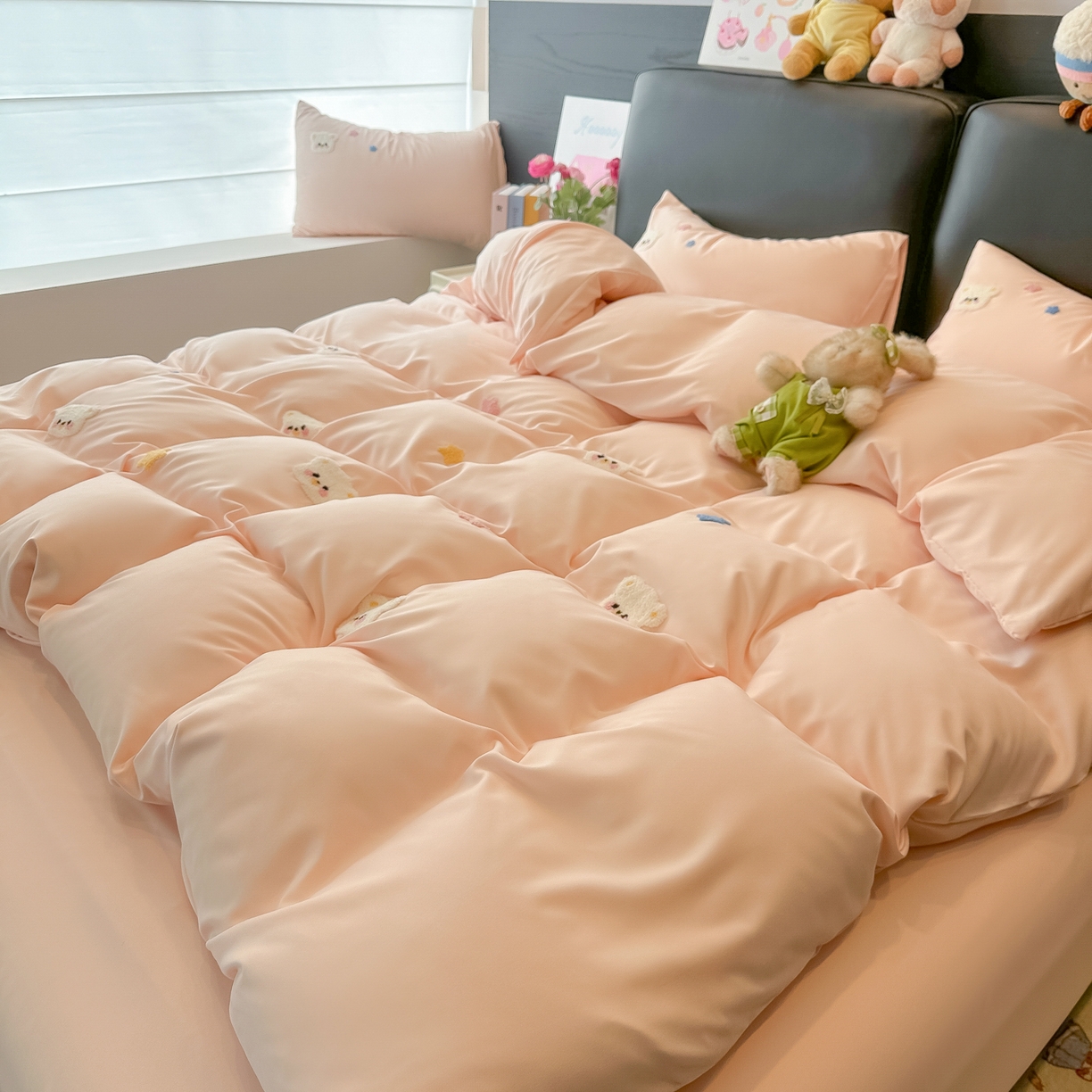 91家纺网 家纺一手货源 找家纺 韩巢家纺 2026新款水洗棉毛巾绣四件套 幸运熊-浅粉