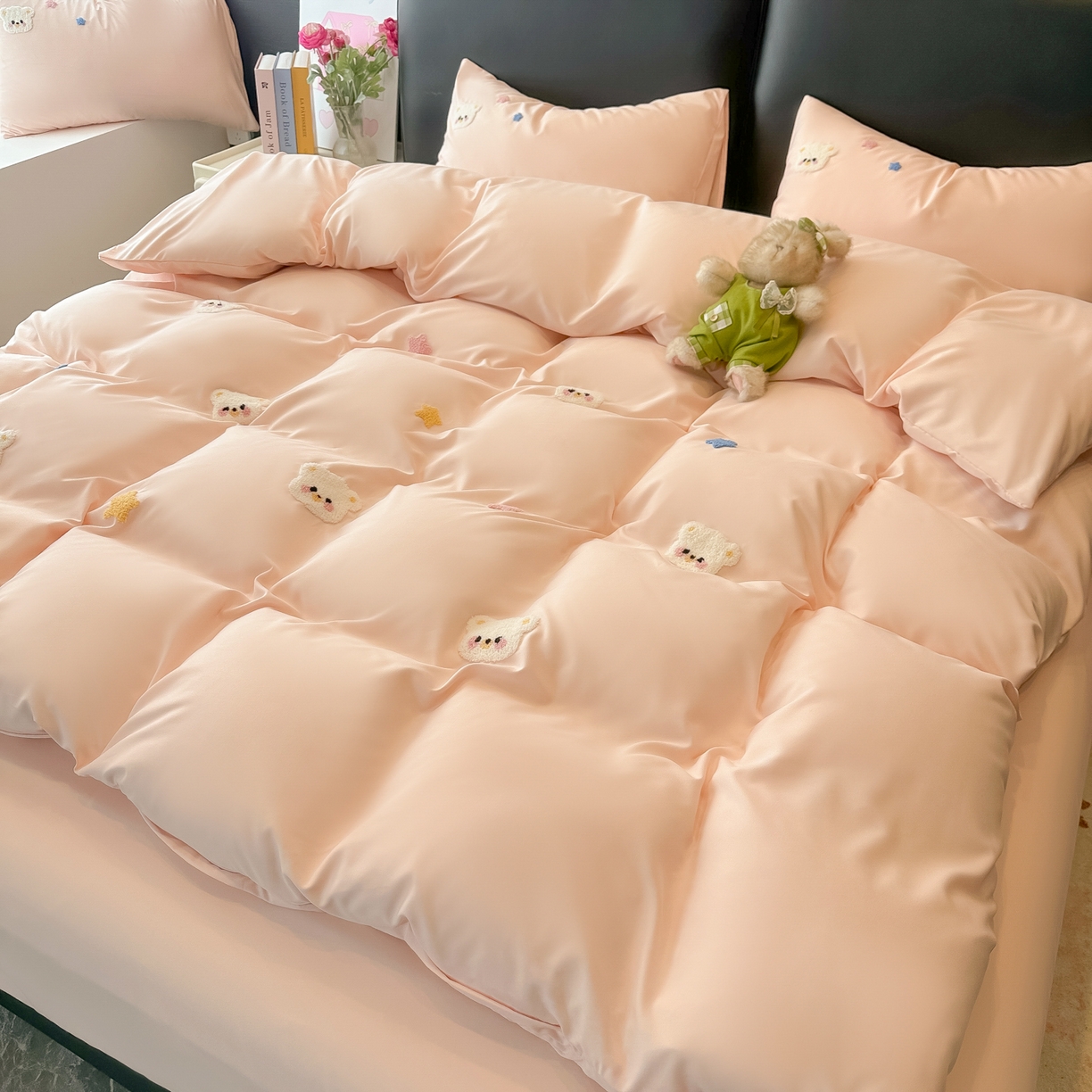 91家纺网 家纺一手货源 找家纺 韩巢家纺 2026新款水洗棉毛巾绣四件套 幸运熊-浅粉