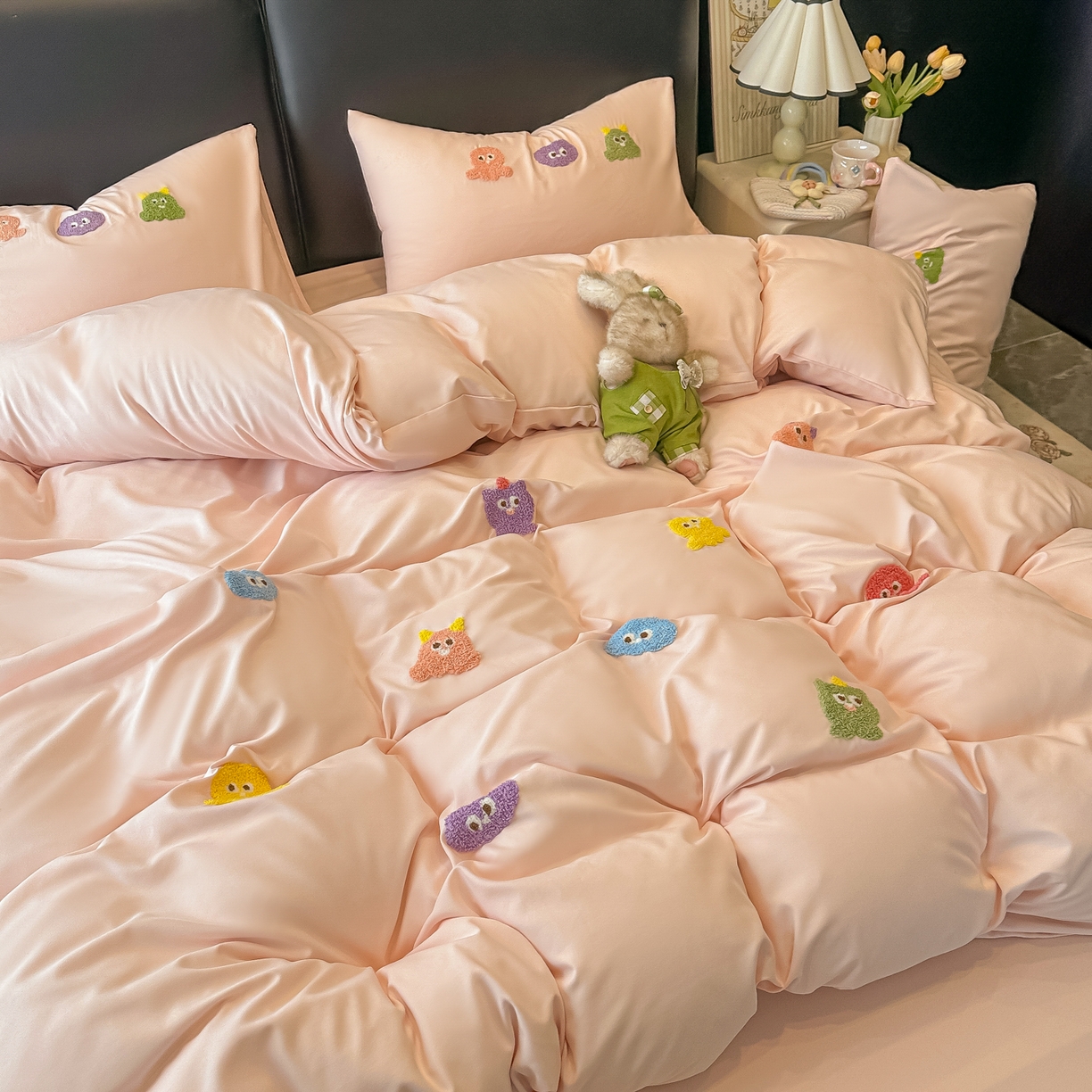 91家纺网 家纺一手货源 找家纺 韩巢家纺 2026新款水洗棉毛巾绣四件套 小精灵-浅粉