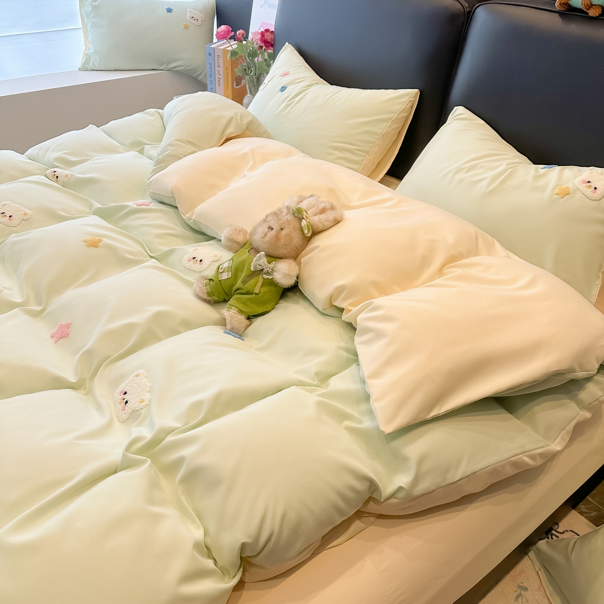 91家纺网 家纺一手货源 找家纺 韩巢家纺 2026新款水洗棉毛巾绣四件套 幸运熊-浅绿黄