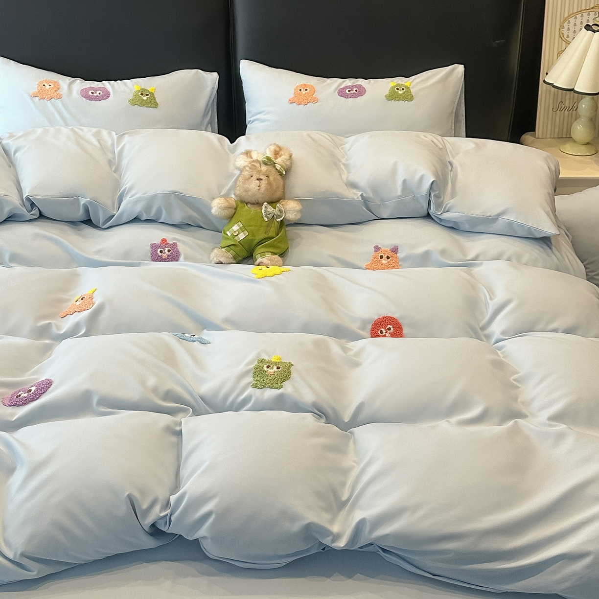 91家纺网 家纺一手货源 找家纺 韩巢家纺 2026新款水洗棉毛巾绣四件套 小精灵-浅蓝