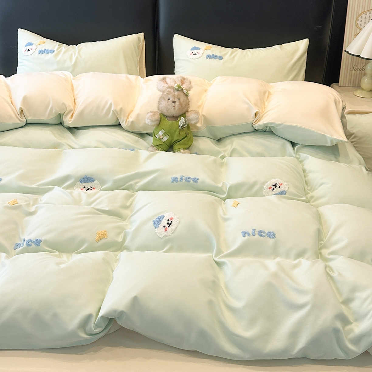 91家纺网 家纺一手货源 找家纺 韩巢家纺 2026新款水洗棉毛巾绣四件套 哈哈狗-浅绿黄