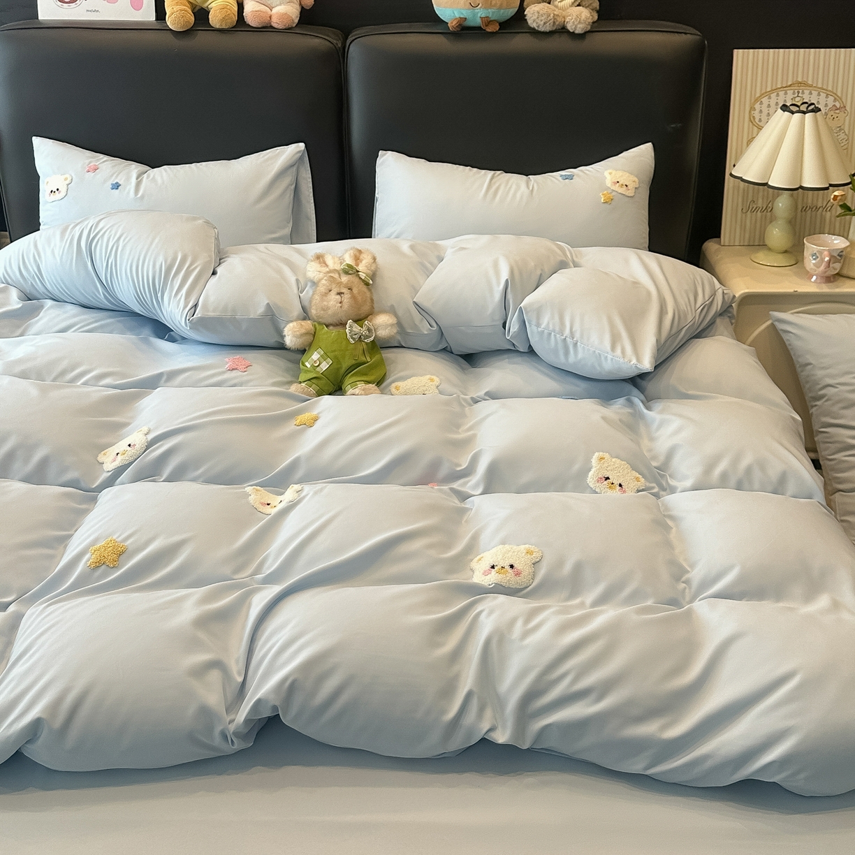 91家纺网 家纺一手货源 找家纺 韩巢家纺 2026新款水洗棉毛巾绣四件套 幸运熊-浅蓝