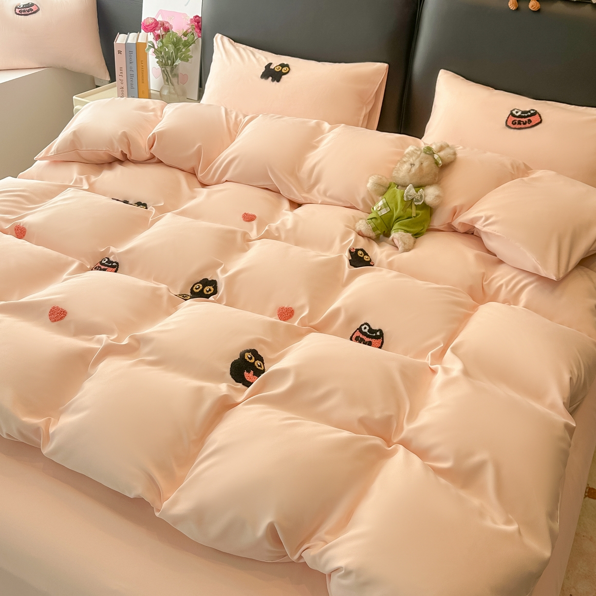 91家纺网 家纺一手货源 找家纺 韩巢家纺 2026新款水洗棉毛巾绣四件套 幸运猫-浅粉