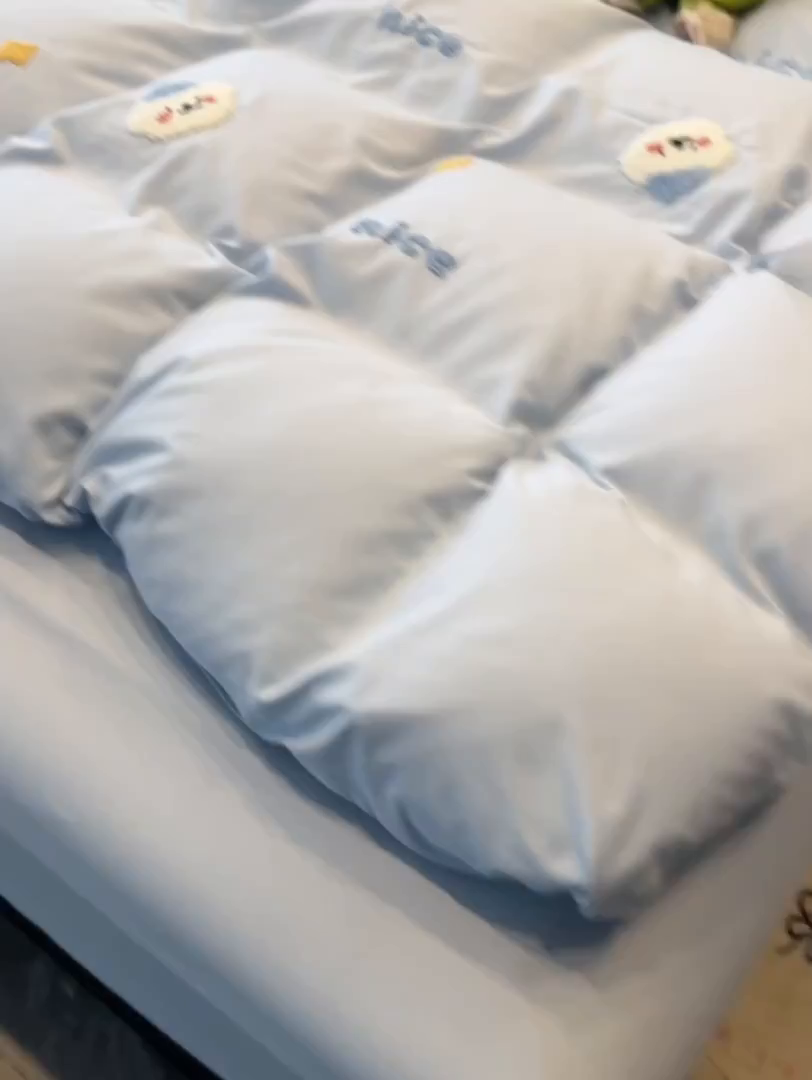 91家纺网 家纺一手货源 找家纺 韩巢家纺 2026新款水洗棉毛巾绣四件套 哈哈狗-浅蓝