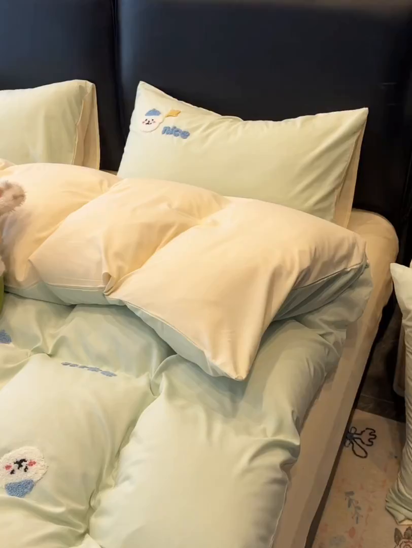 91家纺网 家纺一手货源 找家纺 韩巢家纺 2026新款水洗棉毛巾绣四件套 哈哈狗-浅绿黄