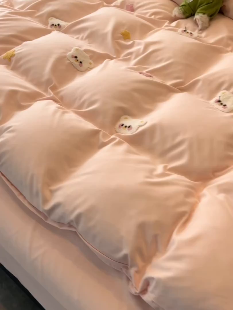 91家纺网 家纺一手货源 找家纺 韩巢家纺 2026新款水洗棉毛巾绣四件套 幸运熊-浅粉