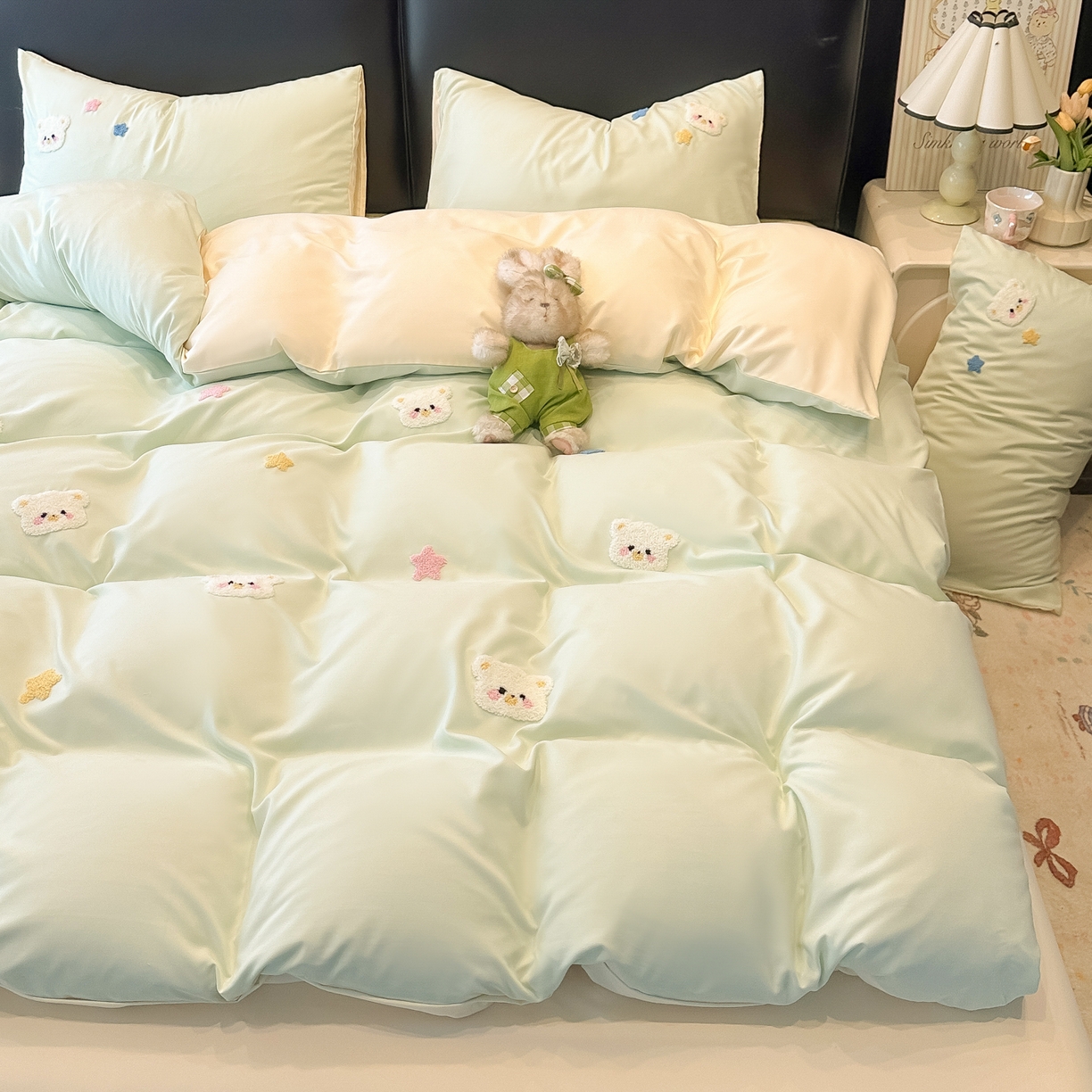 91家纺网 家纺一手货源 找家纺 韩巢家纺 2026新款水洗棉毛巾绣四件套 幸运熊-浅绿黄