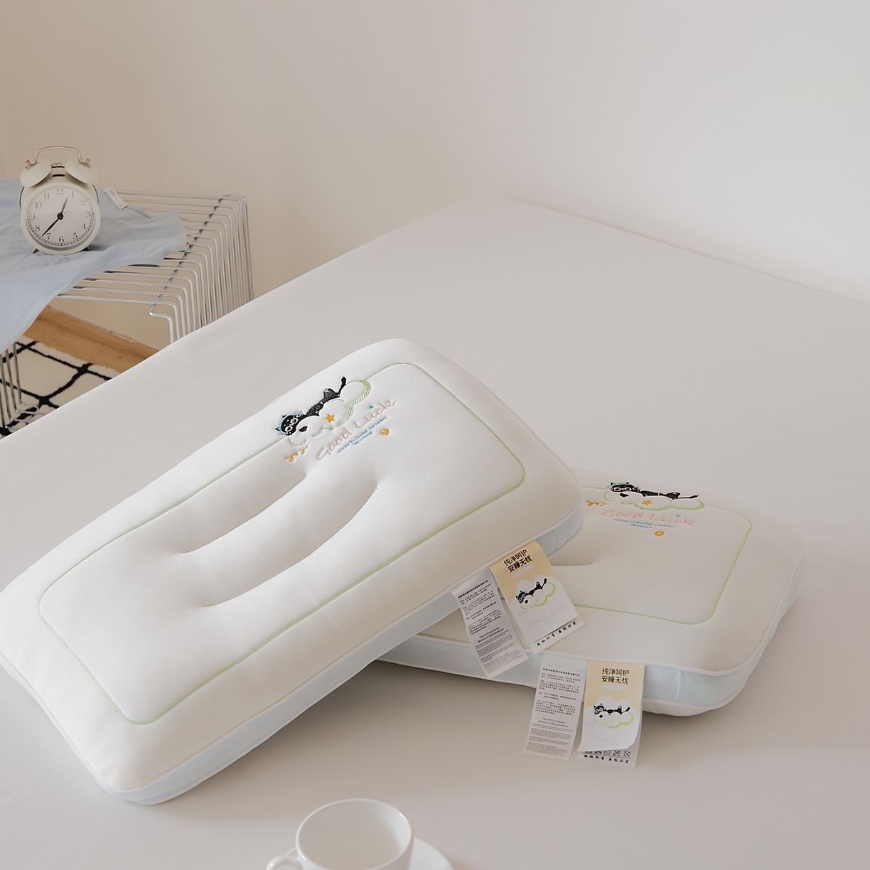 91家纺网 家纺一手货源 找家纺 微枕芯 2026新款护颈刺绣财喵好梦枕枕头枕芯 浅蓝色