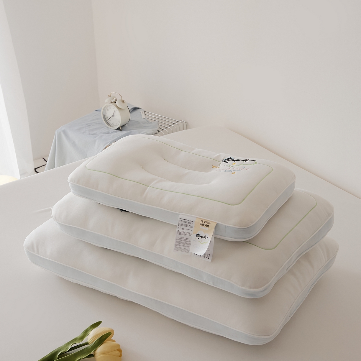 91家纺网 家纺一手货源 找家纺 微枕芯 2026新款护颈刺绣财喵好梦枕枕头枕芯 浅蓝色