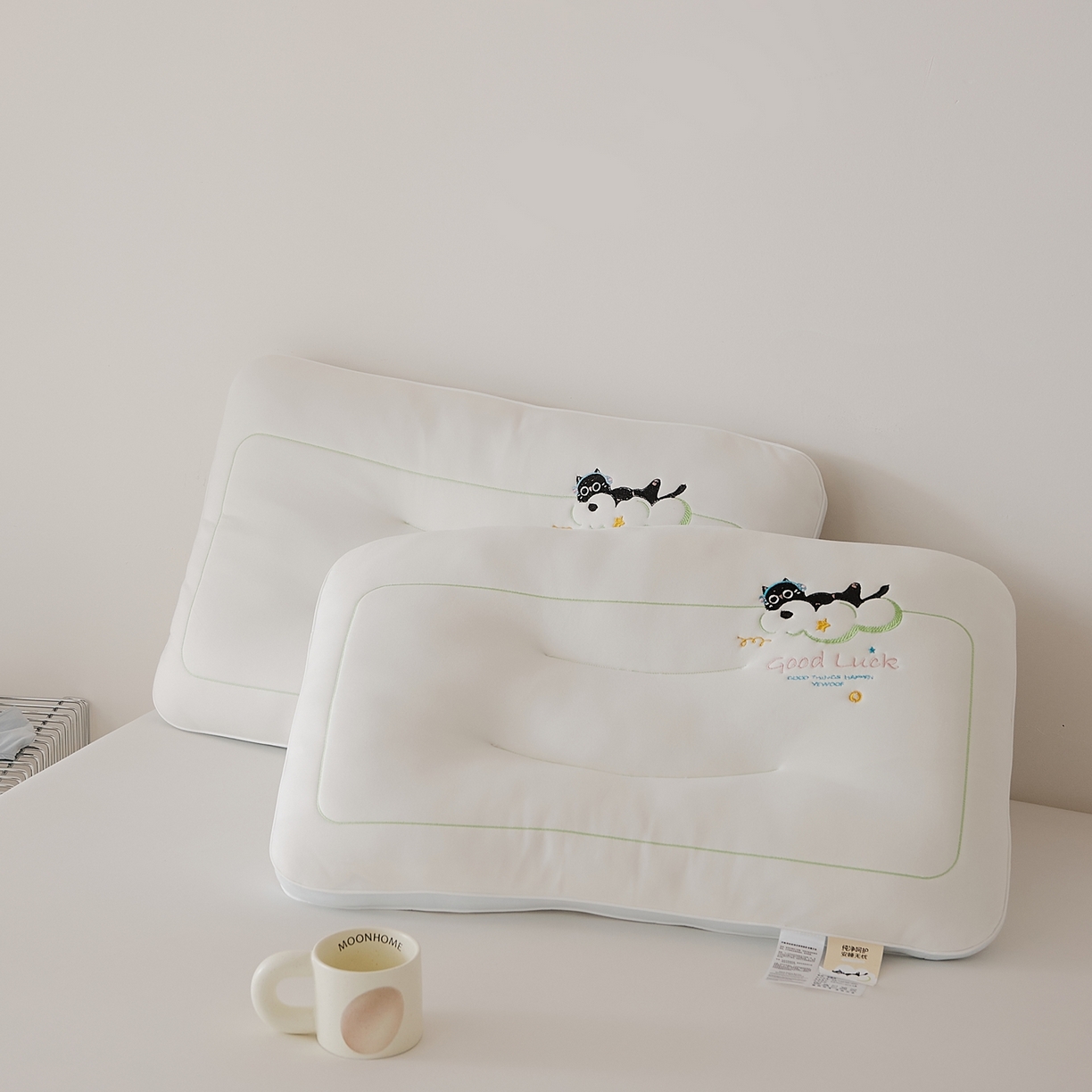 91家纺网 家纺一手货源 找家纺 微枕芯 2026新款护颈刺绣财喵好梦枕枕头枕芯 浅蓝色