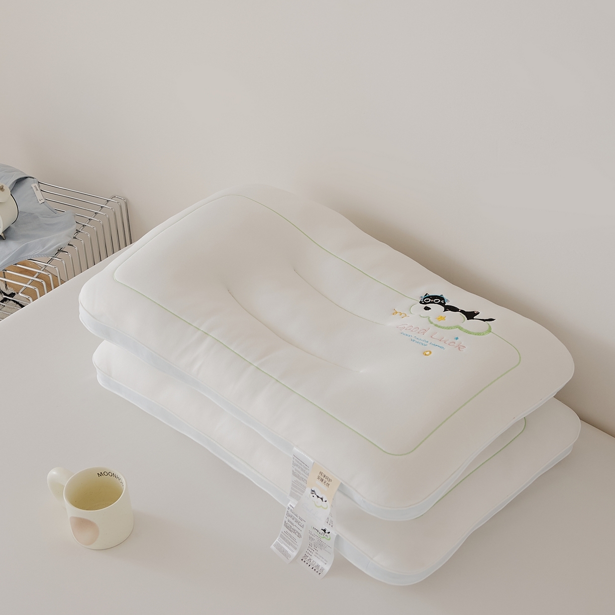 91家纺网 家纺一手货源 找家纺 微枕芯 2026新款护颈刺绣财喵好梦枕枕头枕芯 浅蓝色