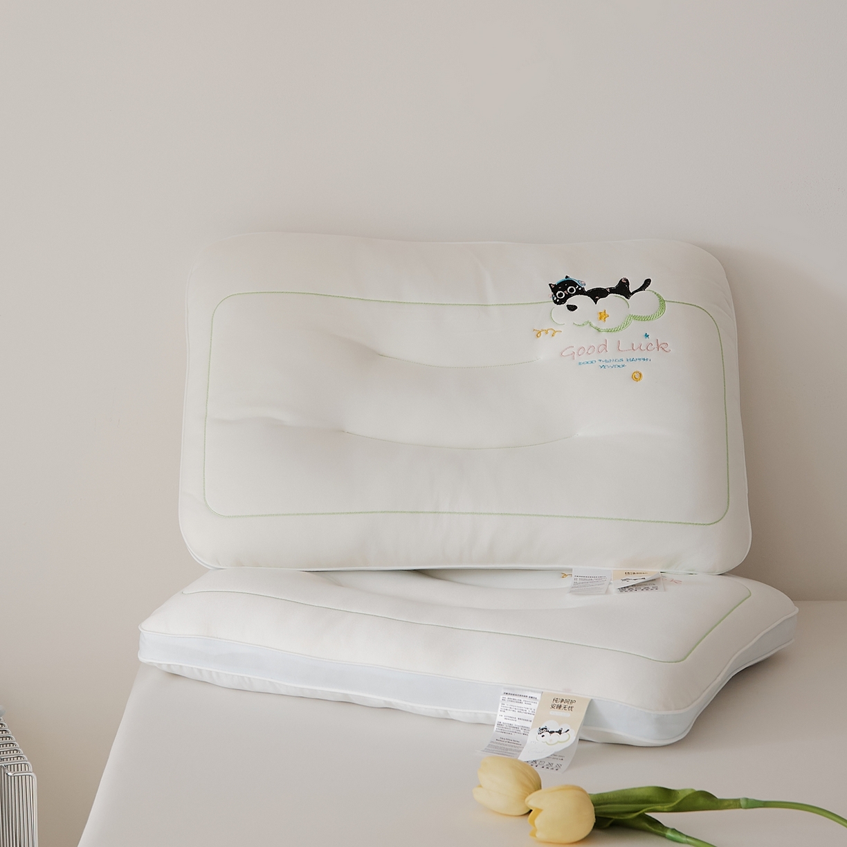 91家纺网 家纺一手货源 找家纺 微枕芯 2026新款护颈刺绣财喵好梦枕枕头枕芯 浅蓝色