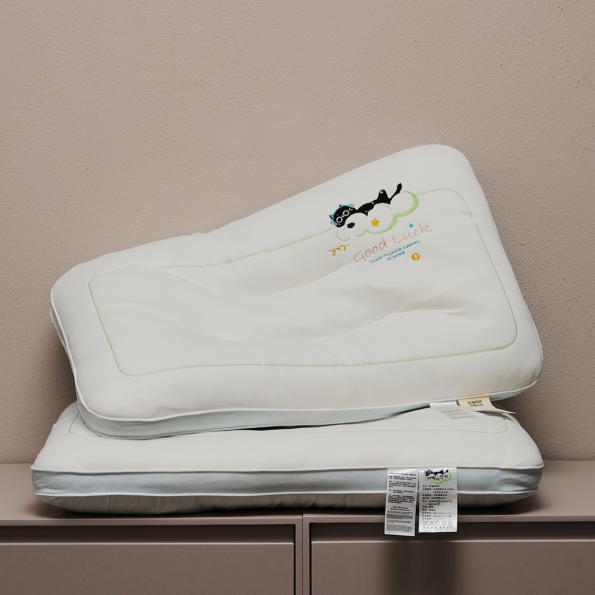 91家纺网 家纺一手货源 找家纺 微枕芯 2026新款护颈刺绣财喵好梦枕枕头枕芯 浅蓝色