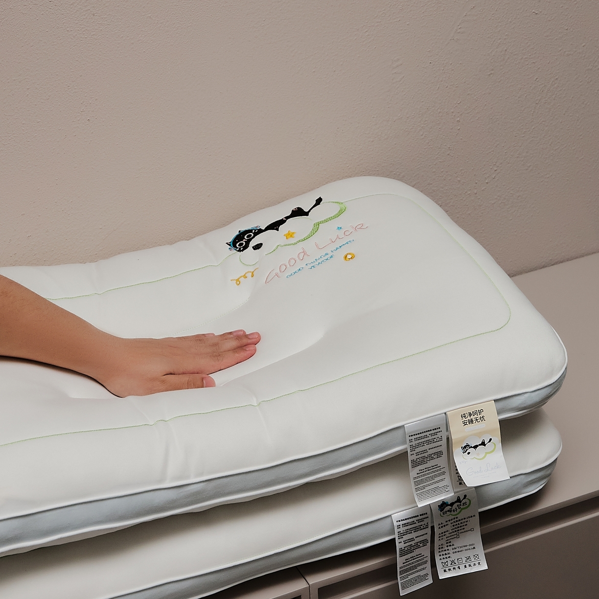 91家纺网 家纺一手货源 找家纺 微枕芯 2026新款护颈刺绣财喵好梦枕枕头枕芯 浅蓝色