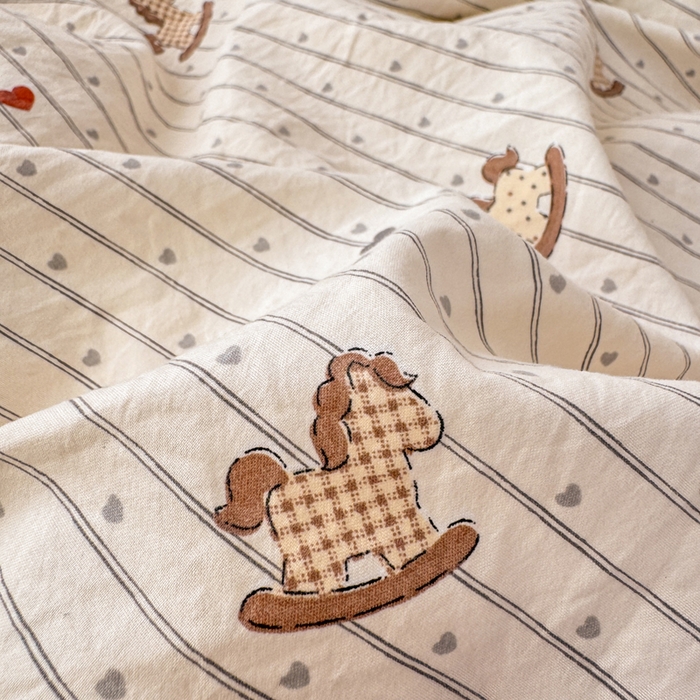 91家纺网 家纺一手货源 找家纺 一比一家纺 2026新款A类仿棉古法水洗棉法式全棉花边四件套 木马乐园