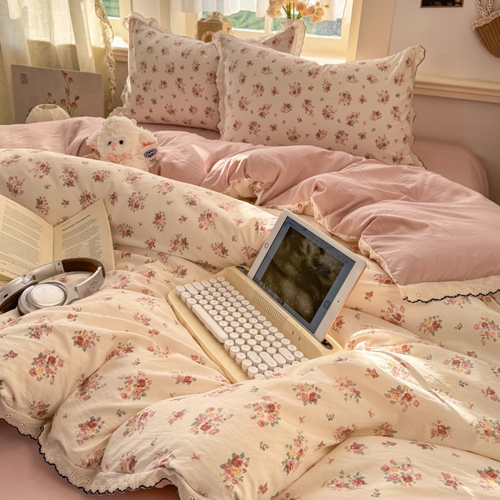 91家纺网 家纺一手货源 找家纺 一比一家纺 2026新款A类仿棉古法水洗棉法式全棉花边四件套 粉雾蔷薇