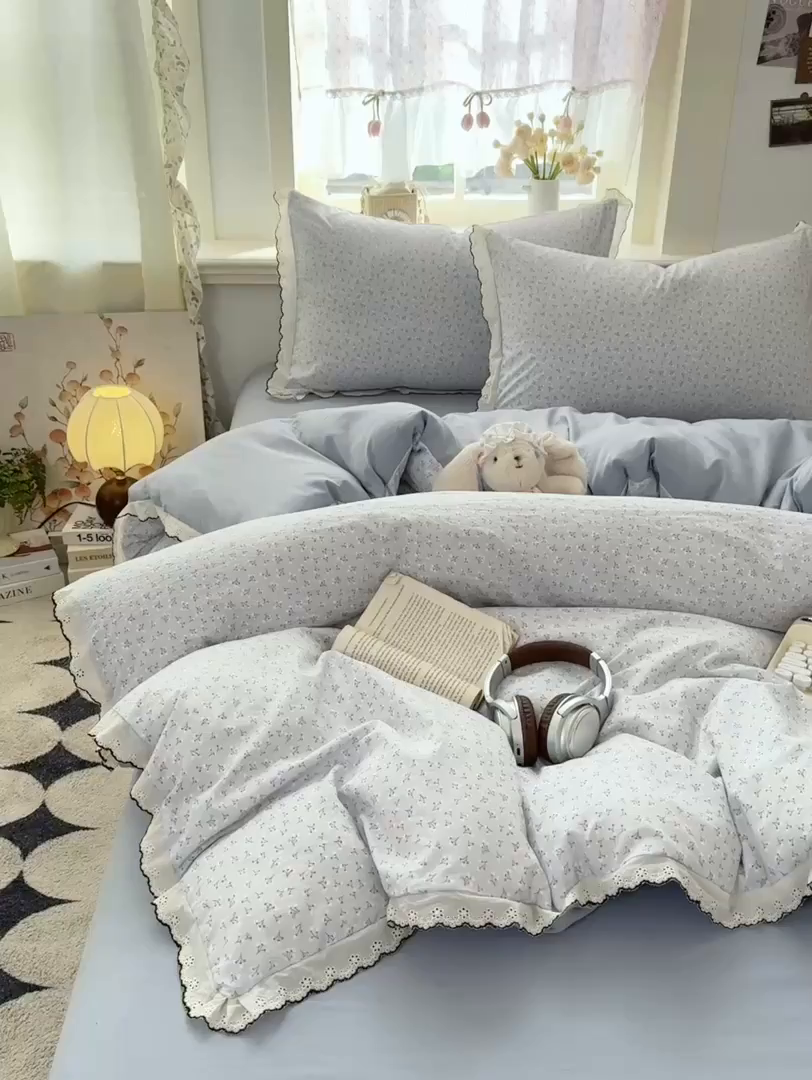 91家纺网 家纺一手货源 找家纺 一比一家纺 2026新款A类仿棉古法水洗棉法式全棉花边四件套 小幸运-蓝