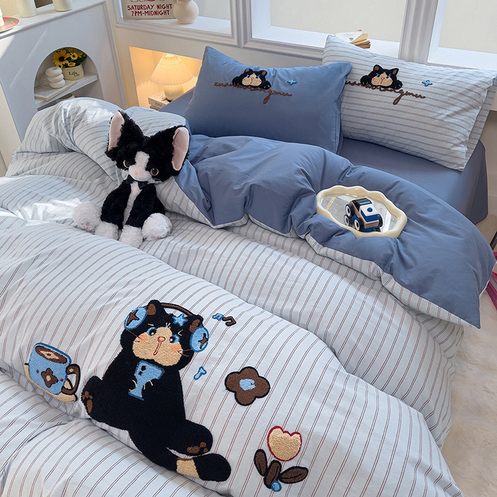 91家纺网 家纺一手货源 找家纺 炫拼家纺 2026新款多巴胺系列A类全棉40支水洗棉卡通毛巾绣四件套 多巴胺一咖啡猫