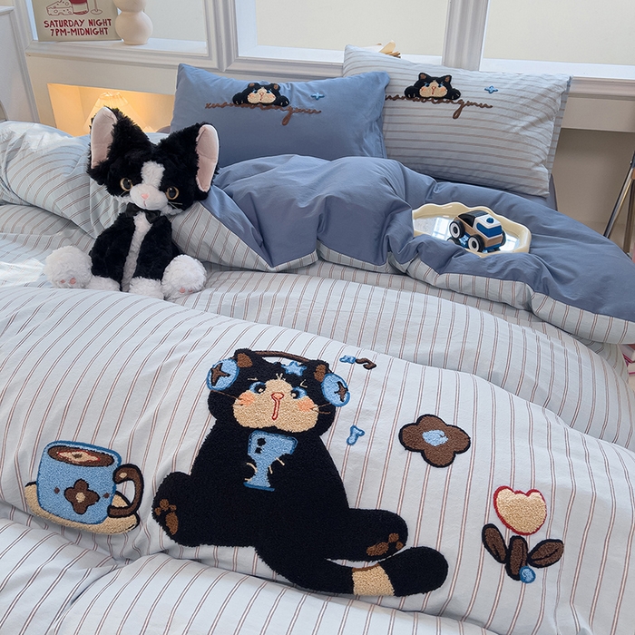 91家纺网 家纺一手货源 找家纺 炫拼家纺 2026新款多巴胺系列A类全棉40支水洗棉卡通毛巾绣四件套 多巴胺一咖啡猫