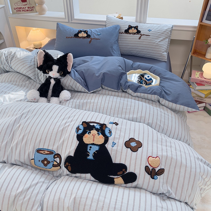 91家纺网 家纺一手货源 找家纺 炫拼家纺 2026新款多巴胺系列A类全棉40支水洗棉卡通毛巾绣四件套 多巴胺一咖啡猫